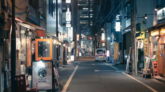Eine Straße in Tokyo bei Nacht.